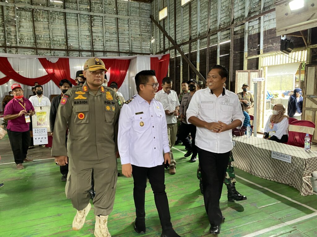 Wakil Bupati Rendi Solihin Lakukan Monitoring Pilkades Serentak di Desa Loa Ulung
