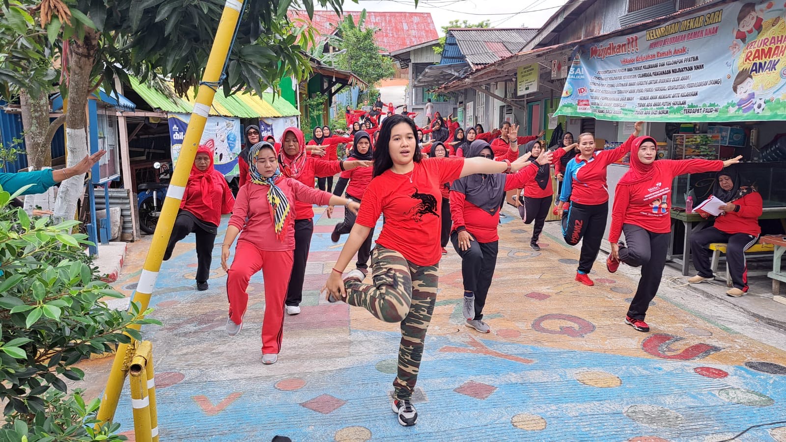 Bacaleg PDI Perjuangan Balikpapan, Cindy Claudia berkampanye sambil senam bareng masyarakat.