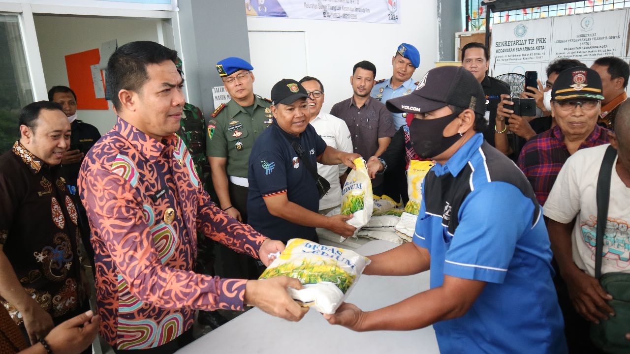 Operasi pasar murah sebagai langkah untuk menekan inflasi di Samarinda.