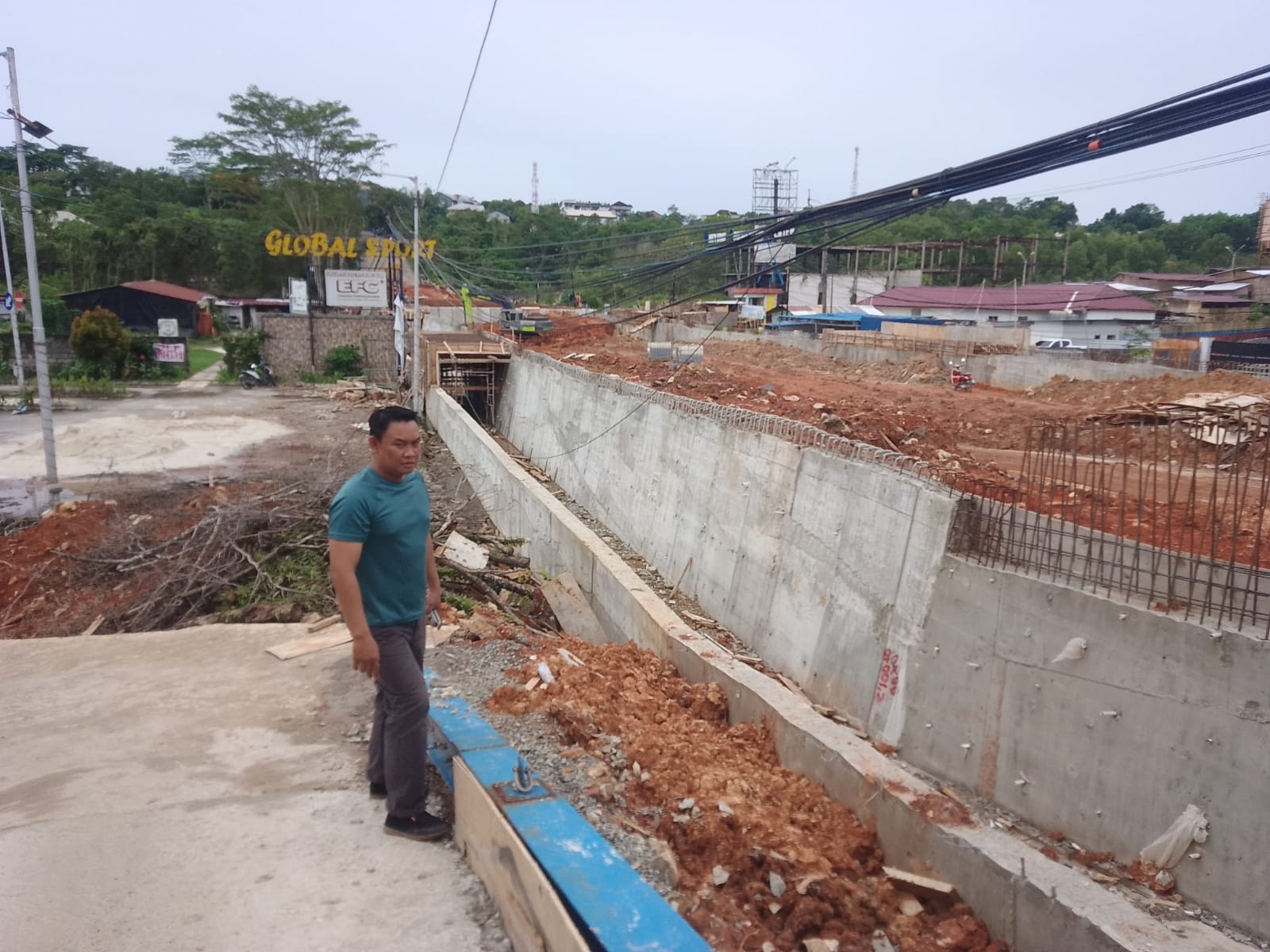 Global Sport mengalami kerugian sangat besar akibat pengerjaan DAS Ampal di Jalan MT Haryono yang ta kunjung selesai.