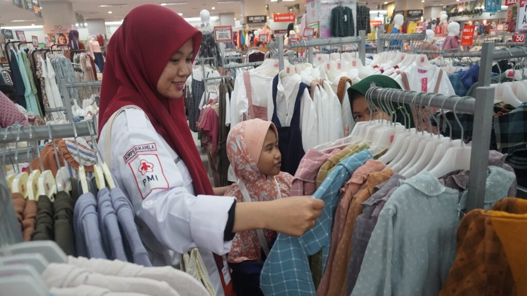 PMI Ajak Anak-Anak Yatim Piatu di Samarinda Berbelanja dan Buka Puasa Bersama