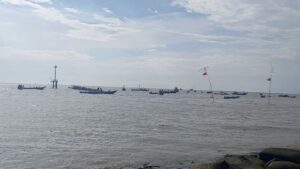 Ratusan Nelayan Samboja Gelar Ritual Adat Melarung ke Laut