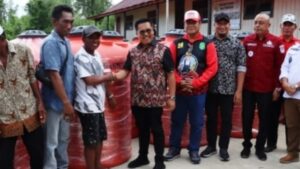 Wabup Kukar Salurkan Bantuan 158 Tandon Untuk Dua Kelurahan di Muara Jawa