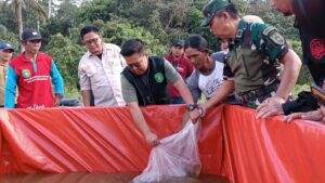 Wabup Kukar Berikan Bantuan untuk Masyarakat Perikanan di Sanga-sanga