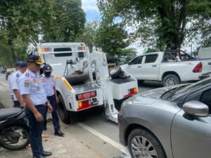 Dishub Samarinda Tindak Tiga Mobil yang Parkir Sembarangan