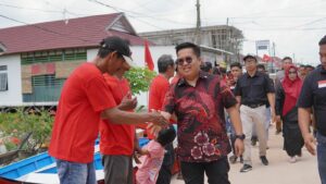 Rendi Solihin Salurkan Bantuan Perikanan di Kecamatan Muara Badak