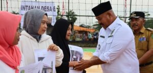 Edi Damansyah Bedah Rumah dan Toilet Warga Desa Embalut, Kukar