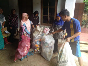 Tantangan Pengelolaan Bank Sampah di Kelurahan Melayu