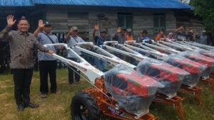 Seno Aji Salurkan 13 Kelompok Tani di Kukar dengan Handtraktor