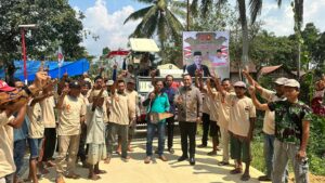 Seno Aji Serahkan Combain ke Gapoktan di Kukar