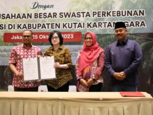 Bupati Edi Beri Penghargaan Kepada Perusahaan Sawit di Kukar