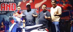Edi Serahkan Doorprize Sepeda Motor Matik di Penutupan Off Road Kukar Overland 2023