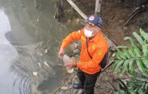 Tumpahan Solar di Sungai Mahakam, Petugas BPBD Kaltim Turun Tangan