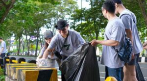 Midtown Hotel Samarinda Rayakan Ulang Tahun ke-7 dengan Aksi Bersih Taman Tepian Seberang Islamic Center
