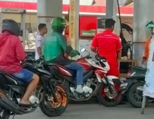 Diduga Oknum Pengetap Menggunakan Jaket Ojol Sebagai Modus Melakukan Pengisian BBM