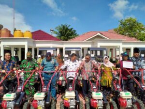Penyerahan Alsintan, Bupati Kutim Bicara Green Ekonomi: Nanas Bisa Gantikan Posisi Batu Bara