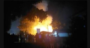 BPBD Berau Bersama TNI dan Polri serta Masyarakat Padamkan Kebakaran di Kelurahan Teluk Bayur