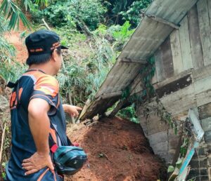 BPBD Kota Samarinda Responsif Tangani Longsor di Jalan Bukit Barisan