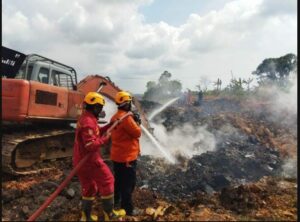 Batu Bara Terbakar, BPBD Kerahkan Sepuluh Petugas dan Dua Truk Tangki
