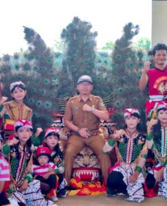 Rasman Rading Diajak Naik Reog Ponorogo dalam Pembukaan Kecakapan Hidup di Long Mesangat