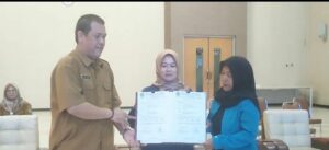 Dinas Pemuda dan Olahraga Kaltim Serahkan Kursi Roda untuk Meningkatkan Prestasi Atlet Penyandang Disabilitas di PPU