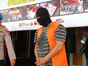 Merasa Jalan Dihalangi, Oknum Supir Travel Serang Pengendara Motor Pakai Obeng