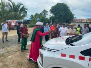 Ketua Komisi IV DPRD Kaltim Serahkan Ambulance dan Jonder Pertanian ke Desa Benua Puhun