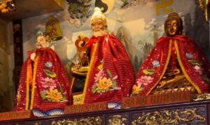 Warga Tionghoa Merayakan Imlek Dengan Khidmat di Klenteng Tien Le Kong Samarinda