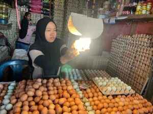 Menjelang Puasa Ramadhan 1445 Hijriah, Harga Telur di Pasar Kedondong Merangkak Naik