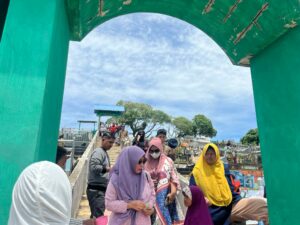 Menjelang Ramadhan 1445 Hijriah, Warga Ramai Lakukan Ziarah Makam yang Merupakan Tradisi Turun-Temurun