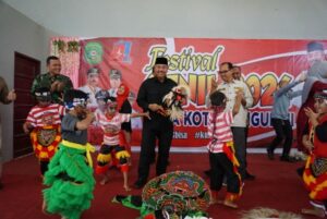 Bupati Edi Damansyah Meriahkan Festival Cenil dalam Perayaan Ulang Tahun Desa Kota Bangun III