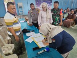 Bhabinkamtibmas Polsek Palaran Pastikan Rapat Pleno Rekapitulasi Pemilih Pemilu 2024 Aman dan Lancar