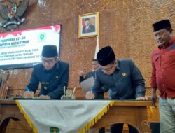 DPRD dan Bupati Kutim Sahkan Rapeda Petanggungjawaban APBD 2023 menjadi Perda