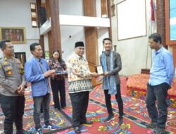 Pelantikan PWI Kubar, Bupati FX Yapan : Tak Hanya Kompeten, juga Harus Cermat