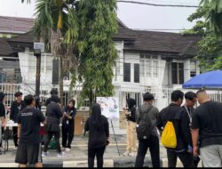 Bertepatan Hari Pahlawan, Mahasiswa Ilmu Komunikasi Unmul Kampanyekan Daur Ulang Sampah Botol Plastik
