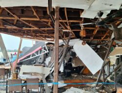 Tongkang MHKL 205 Tabrak Kafe Tepi Mahakam, Diduga Akibat Tali Putus dan Cuaca Buruk