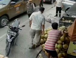Satpol PP Dihujat Netizen! Ini Fakta di Balik Penyitaan Dagangan Pedagang Buah di Jalan Pelita