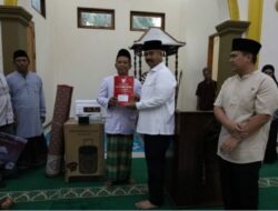 Bupati Kukar Ajak Masyarakat Berbagi di Bulan Ramadan, Serahkan Bantuan di Masjid At-Taqwa