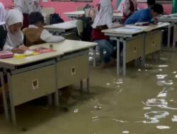 Samarinda Kembali Terendam, Beberapa Sekolah Tak Hentikan Ujian Meski Banjir Menggenang