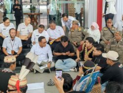 Massa Geram Ulu Geruduk Kantor Gubernur Tuntut Akses Jalan dan Logistik