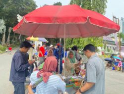 Omzet Pedagang Pentol di Pawai HUT RI Samarinda Tembus Tiga Kali Lipat