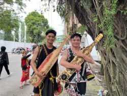 Mahasiswa Dayak Bahau Bawa Sape di Pawai Pembangunan Samarinda