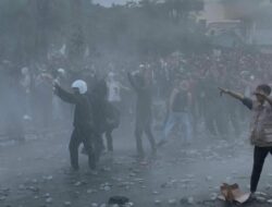 Bentrok Pecah di Aksi DPRD Kaltim, Massa Lempar Batu hingga Diduga Bom Molotov