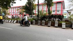 Median Jalan Pahlawan yang sudah dibongkar beberapa waktu lalu kini dibiarkan terbuka, sehingga dinilai dapat mengganggu aktivitas dan keselamatan pengguna jalan. (Foto: Ree/Kaltimetam.id)