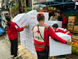 PMI Samarinda Salurkan 41 Paket Kitchen Set untuk Korban Kebakaran di Jalan Diponegoro