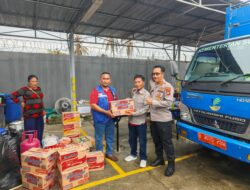 Hangatnya Kepedulian di Tengah Puing, Polsekta Samarinda dan Relawan ITS Bantu Pengungsi Kebakaran Gang Selamat