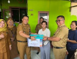 Wakil Wali Kota Samarinda Datangi Rumah Warga Serahkan Bantuan GENTING untuk Cegah Stunting