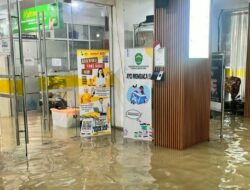 Banjir Genangi Gedung DPK Kaltim di Samarinda, Petugas Gerak Cepat Selamatkan Koleksi