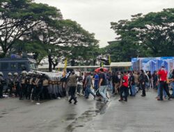 Sirene Menggema, Stadion Sempaja Memanas! Aparat Latihan Hadapi Massa Perusuh