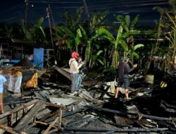 Korsleting Listrik Diduga Sebabkan Kebakaran, Enam Lapak Pedagang di Rapak Dalam Ludes Terbakar